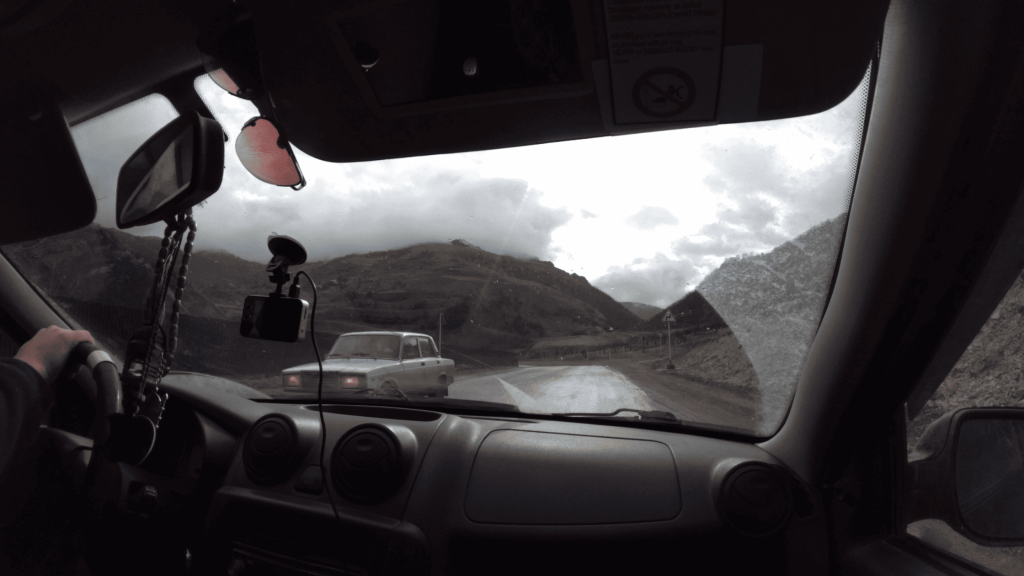 Vue depuis une voiture sur une route de montagne en Tchétchénie sous ciel nuageux