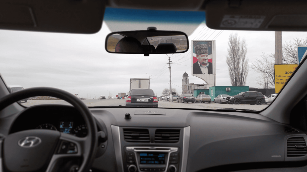 Route vers Grozny avec panneau d’entrée en Tchétchénie depuis le Daghestan