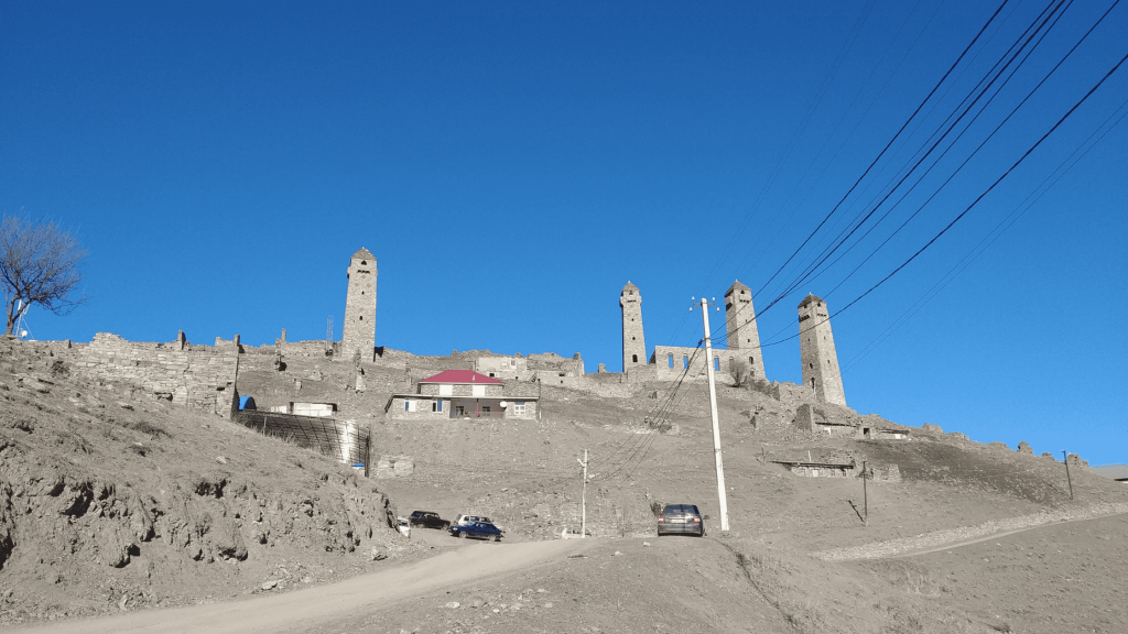 Tours défensives médiévales en pierre dans le village montagneux de Sharoi en Tchétchénie