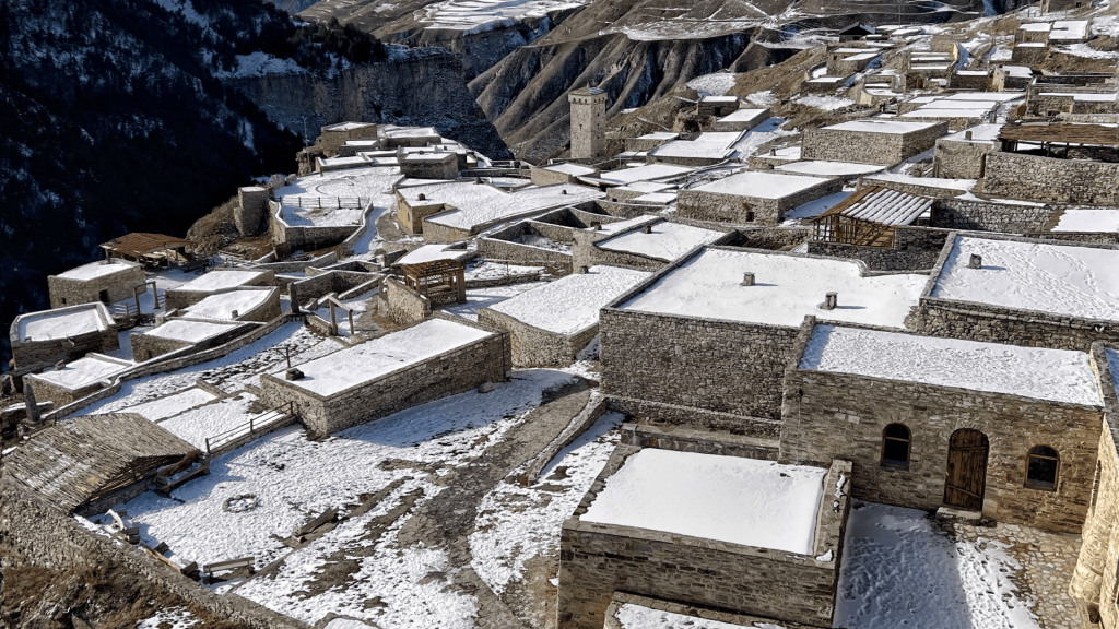 Maisons en pierre enneigées du village historique de Khoï en Tchétchénie