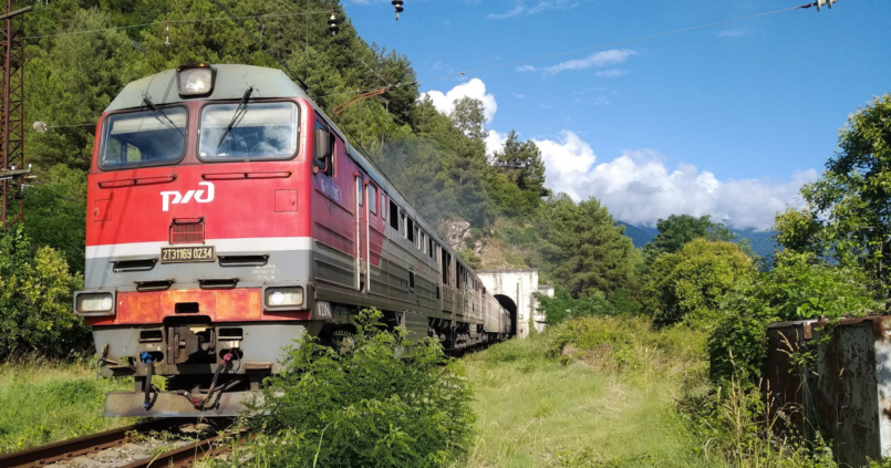 Train russe qui sort d'un tunnel sur le Transsibérien en Russie