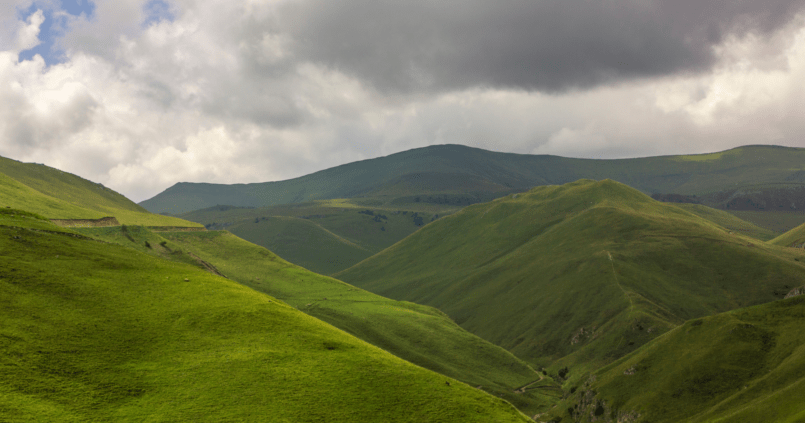 Montagnes vallonnées et vertes de Tchétchénie dans le Caucase du Nord