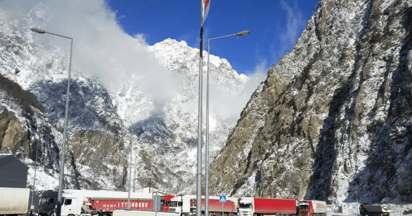 Le col de montagnes de Verkhny Lars et le passage frontière de Kazbegi entre la Russie et la Géorgie dans le Caucase
