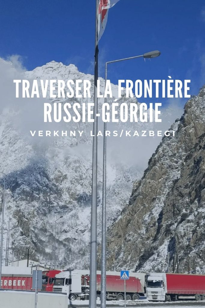 Traverser la frontière Russie–Géorgie à Verkhny Lars, poste frontière de Kazbegi en hiver, route de montagne et camions bloqués.