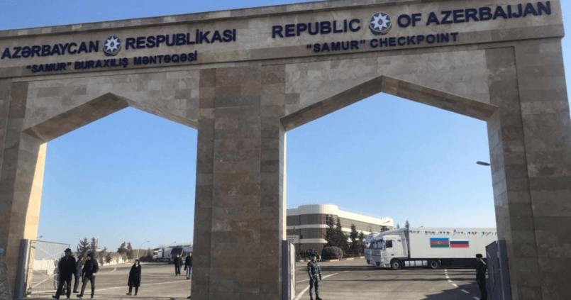 Poste-frontière de Samour entre l'Azerbaïdjan et le Daghestan en Russie, avec l'entrée marquée par un arc en pierre.