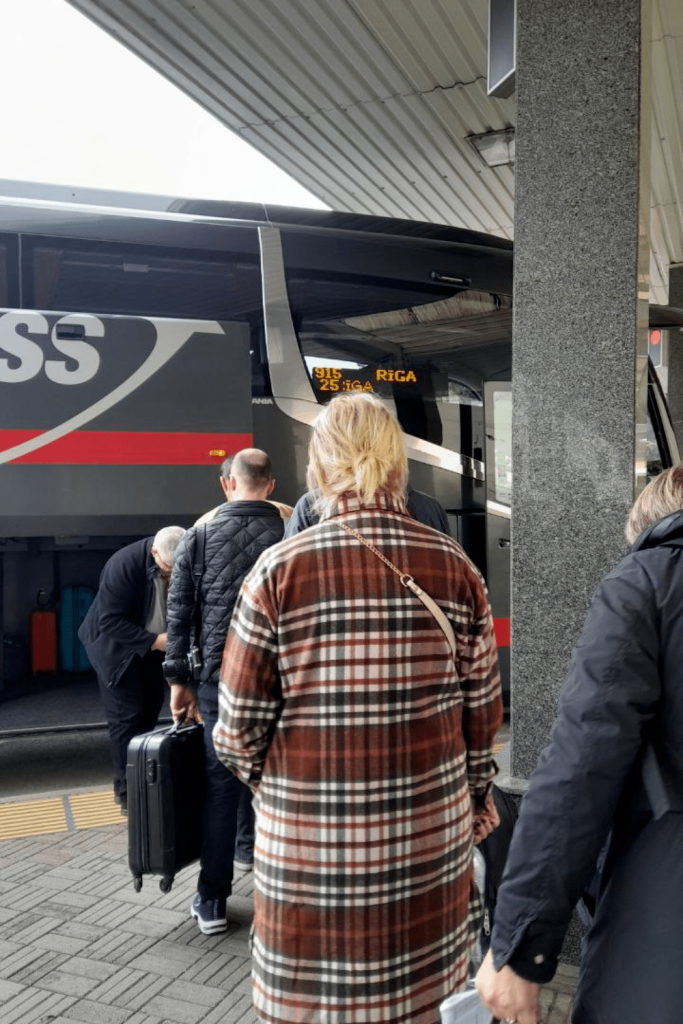 Voyageurs embarquant dans un bus LuxExpress de Saint-Pétersbourg vers Riga, avec bagages