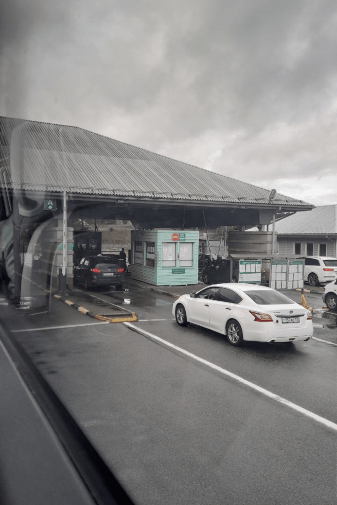 Poste-frontière Narva–Ivangorod avec voitures en contrôle, point de passage entre la Russie et l’Estonie