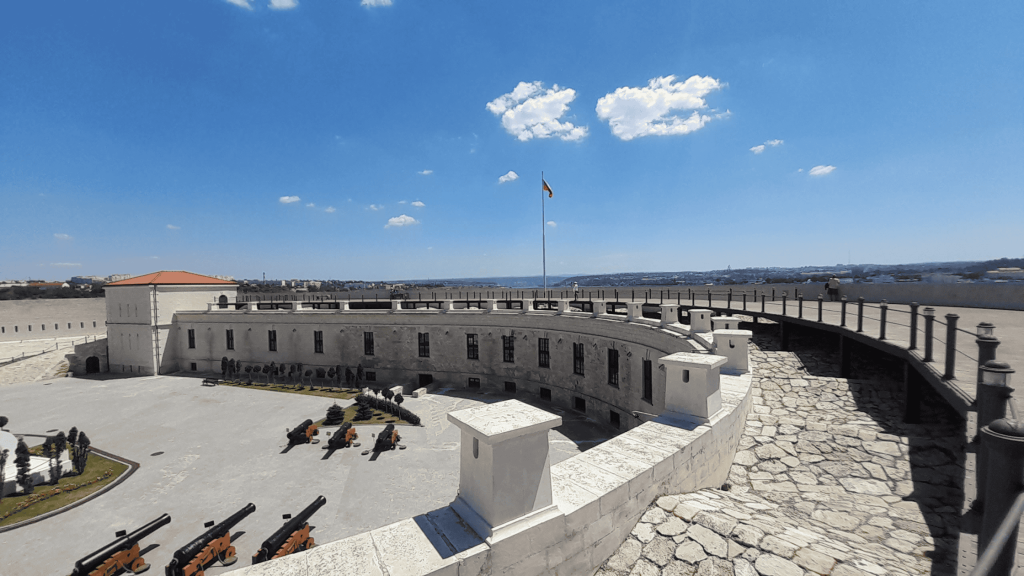 Canons historiques dans une batterie côtière à Sébastopol en Crimée