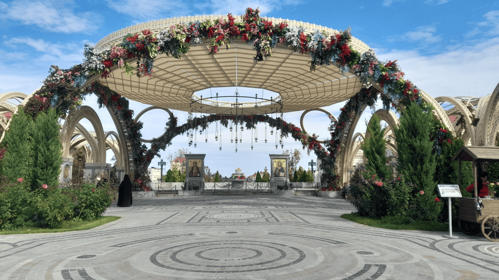 Structure décorée de fleurs dans un complexe orthodoxe à Chersonèse en Crimée