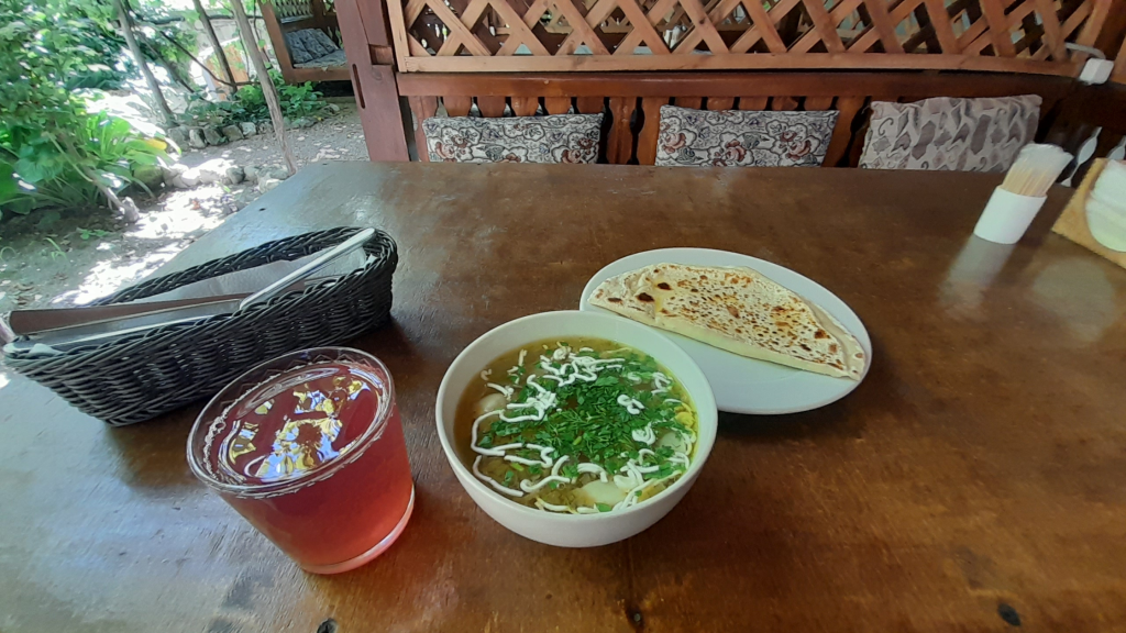 Soupe traditionnelle tatare avec herbes fraîches et pain plat en Crimée