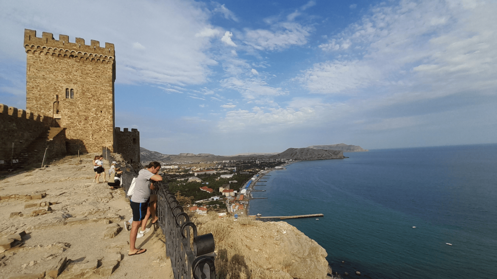 Vue depuis la forteresse de Soudak sur la mer Noire et la côte criméenne
