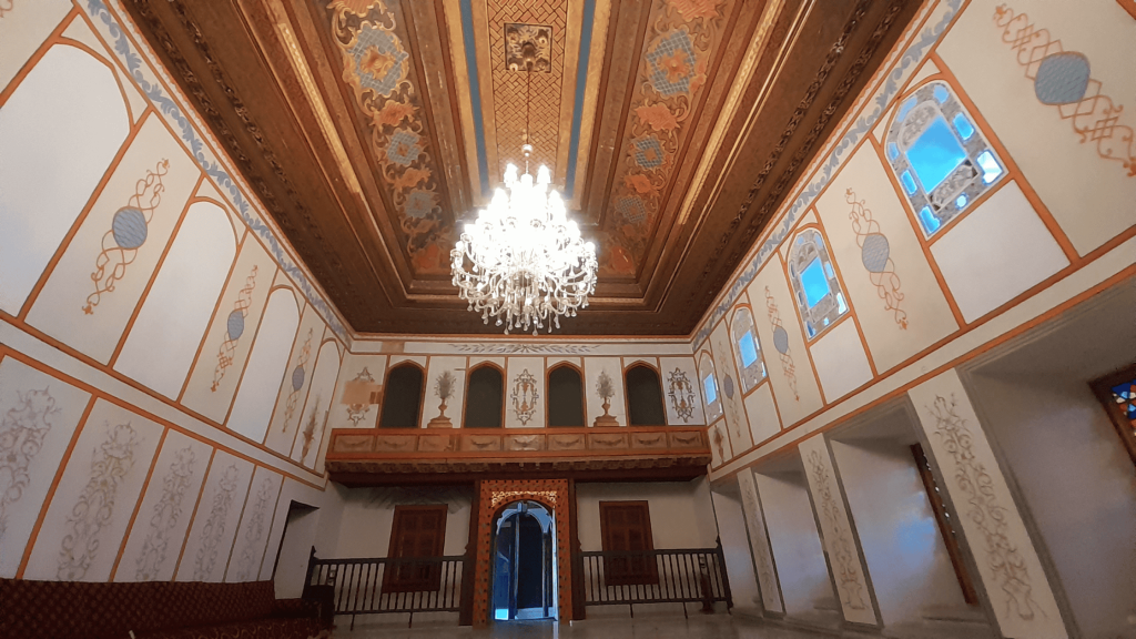 Salle richement décorée avec plafond ornementé et lustre au Palais des Khans de Bakhtchissaraï