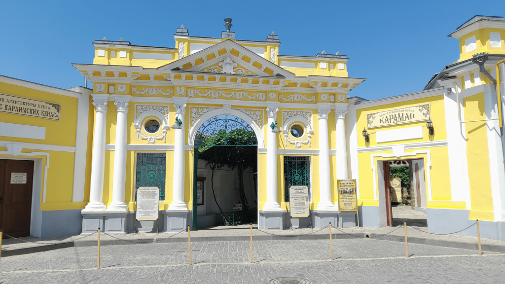 Façade jaune ornée de colonnes blanches de la kenassa karaïte à Evpatoria