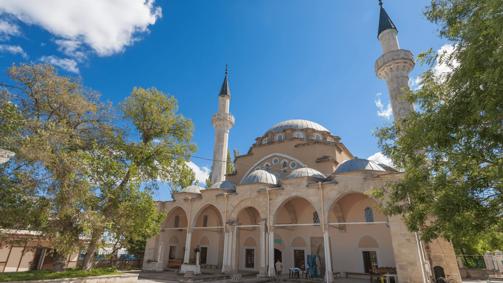 Mosquée Juma-Jami avec grand dôme central et deux minarets sous ciel bleu à Evpatoria