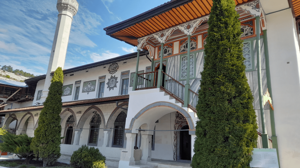 Minaret et façade décorée du palais des Khans à Bakhtchissaraï en Crimée