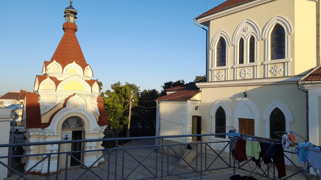 Petite chapelle et bâtiments religieux traditionnels en Crimée à la lumière du soir