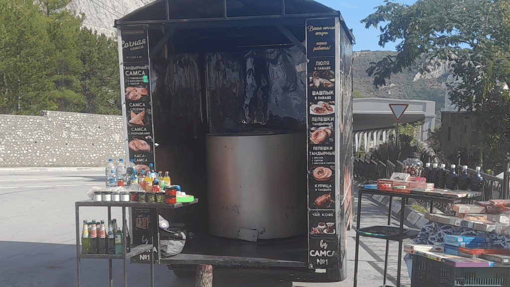 Kiosque de samsa et spécialités cuites au tandoor en Crimée