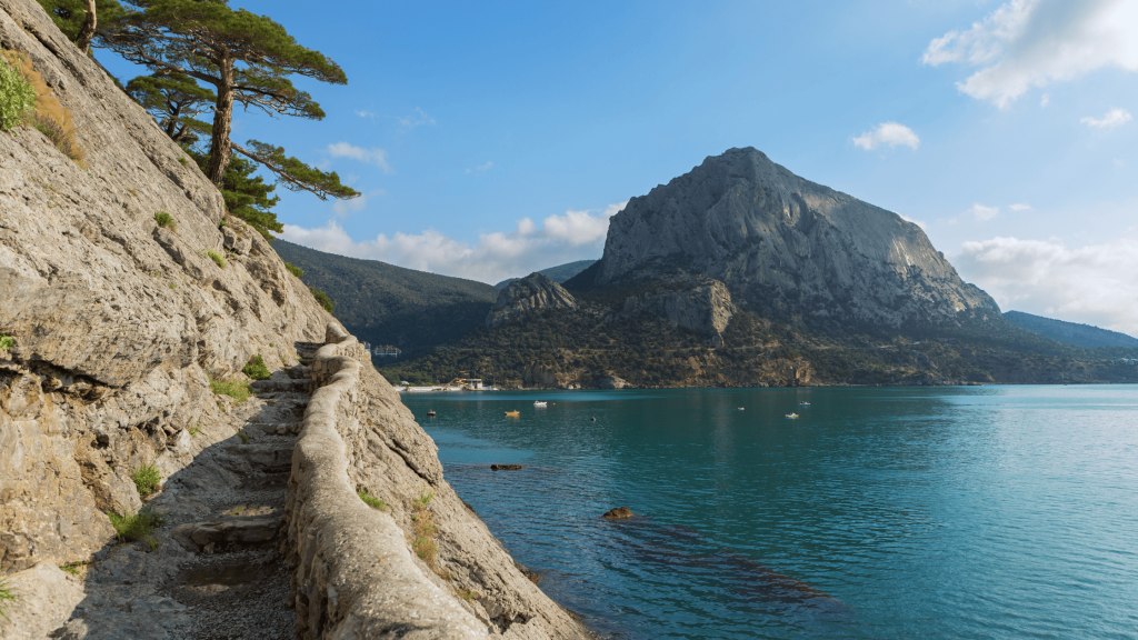 Chemin de pierre accroché à une falaise au-dessus de l’eau turquoise de la mer Noire en Crimée