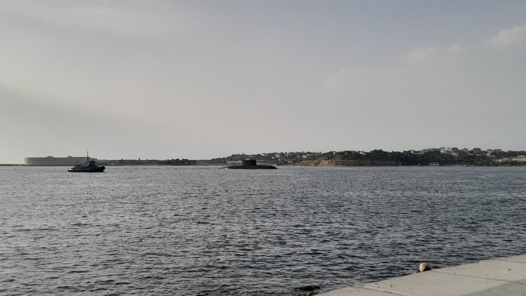 Sous-marin naviguant dans la baie de Sébastopol en Crimée