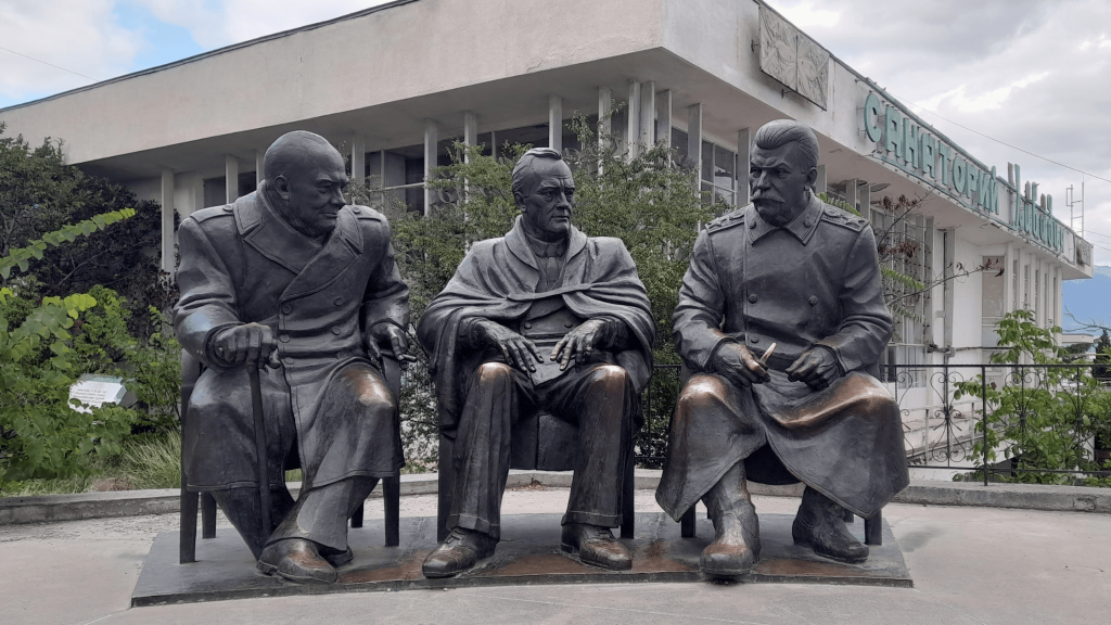 Statue représentant Churchill, Roosevelt et Staline à Yalta en Crimée