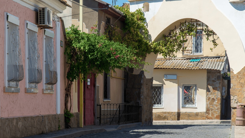 Maisons traditionnelles et arche dans la vieille ville d’Eupatoria en Crimée
