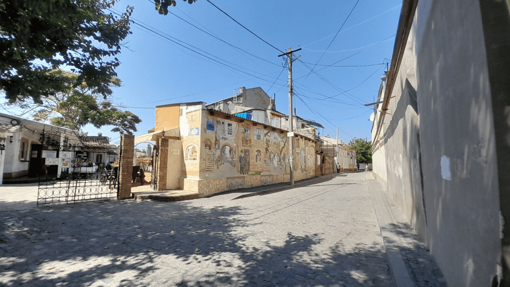 Rue pavée de la vieille ville d’Yevpatoria, la Petite Jérusalem, avec fresques murales en Crimée