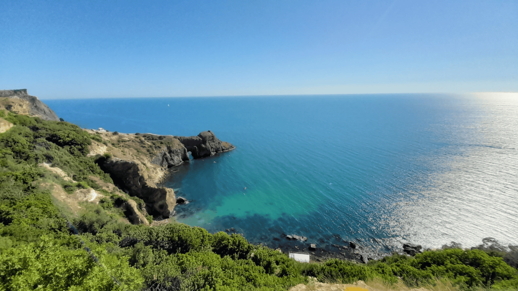 Falaises du cap Fiolent surplombant la mer Noire aux eaux turquoise en Crimée