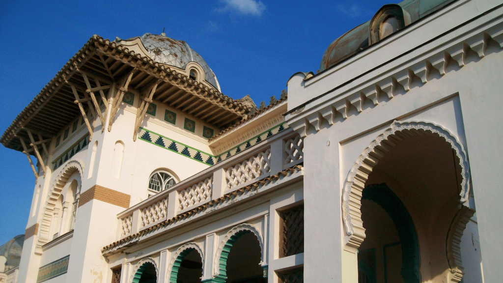 Datcha Stamboli à Feodossia en Crimée, villa de style mauresque avec dôme et arches orientales.