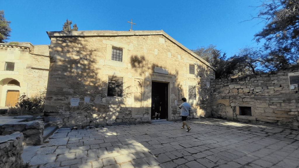 Façade en pierre de l’église arménienne Saint-Sarkis à Feodosiya sous ciel bleu