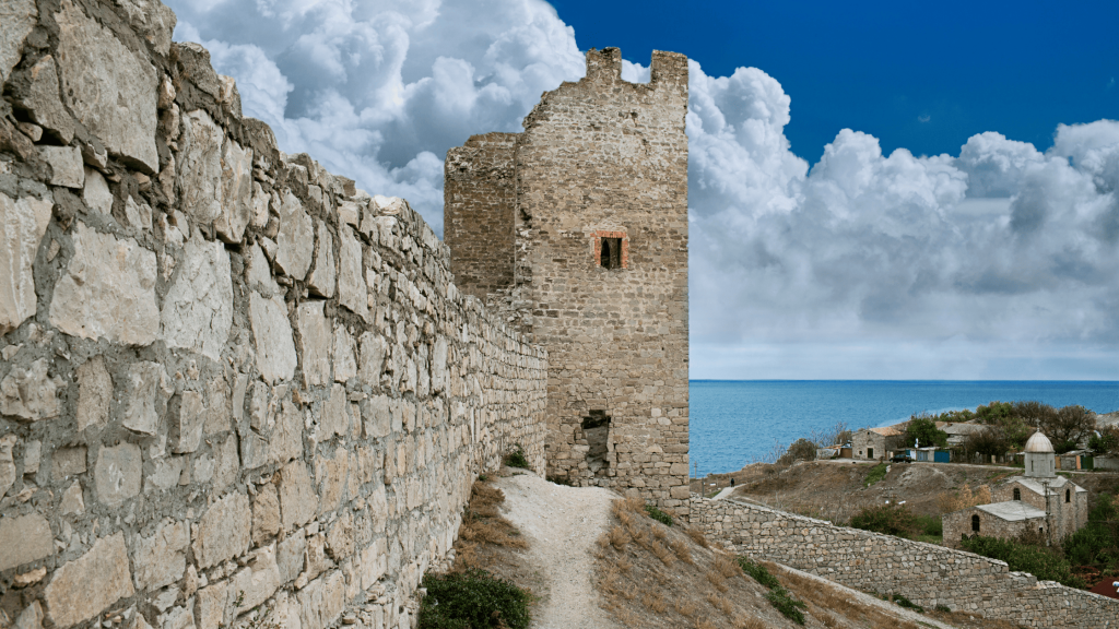 Remparts médiévaux de la forteresse génoise de Théodosie à Feodossia en Crimée, dominant la mer Noire.