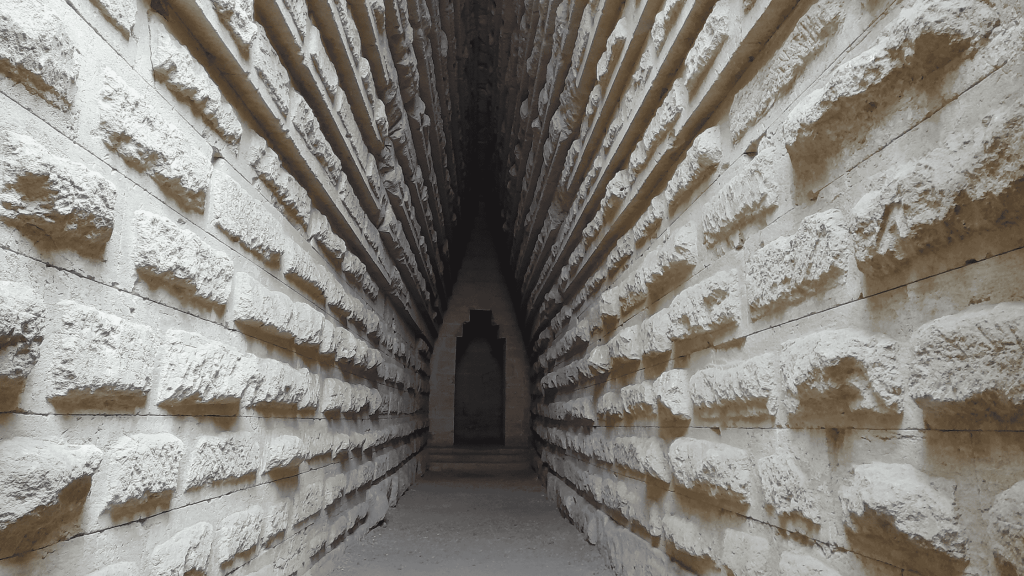 Couloir en pierre du Kourgane du Tsar à Kertch menant à la chambre funéraire