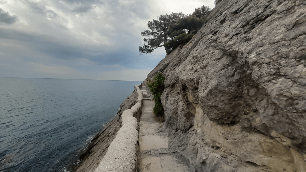 Sentier étroit taillé dans la falaise dominant la mer Noire sur le sentier Golitsyne