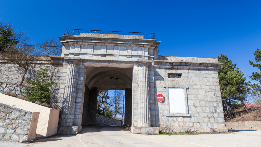 Arc monumental en pierre de la porte de Baïdar près de Foros en Crimée
