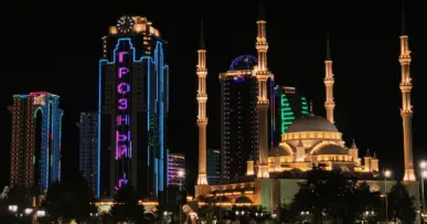 Vue de nuit sur la Mosquée Akhmat Kadyrov et le microdistrict Grozny City à Grozny, en Tchétchénie, Caucase du Nord