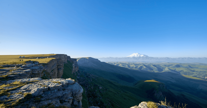 Plateau de Bermamyt avec vue sur l'Elbrouz dans le Caucase du Nord