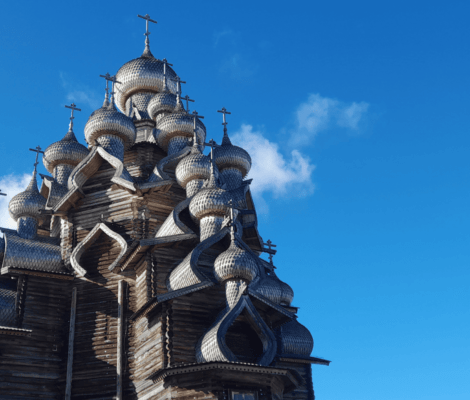 Photo de l'église de la Transfiguration au Pogost de Kiji en Carélie, Russie, sous un ciel bleu.