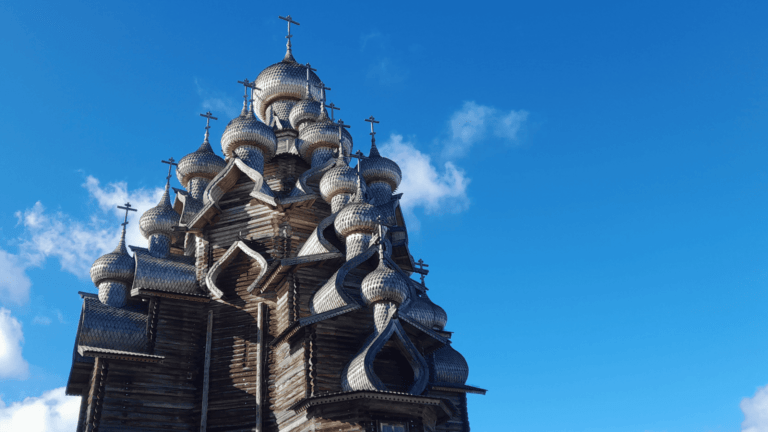 Photo de l'église de la Transfiguration au Pogost de Kiji en Carélie, Russie, sous un ciel bleu.