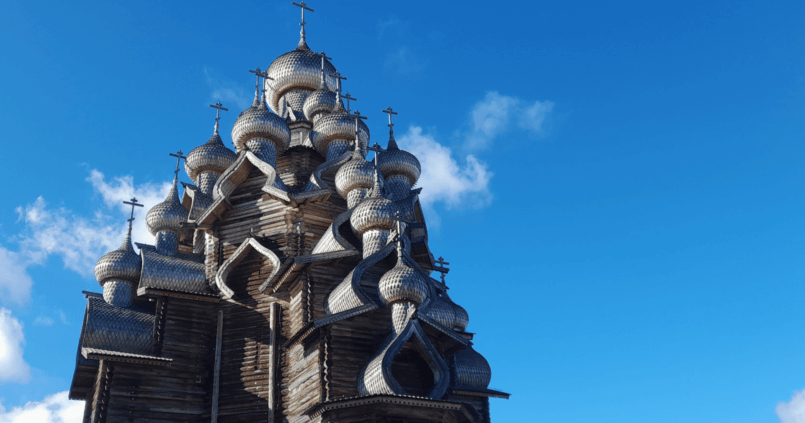 Photo de l'église de la Transfiguration au Pogost de Kiji en Carélie, Russie, sous un ciel bleu.