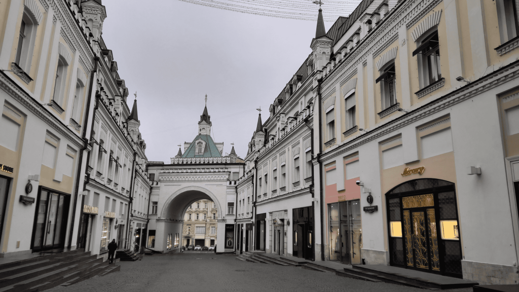 Passage Tretyakovsky à Moscou avec boutiques de luxe et architecture historique russe