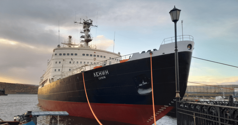 Brise-glace nucléaire Lénine amarré dans le port de Mourmansk, premier navire à propulsion nucléaire au monde
