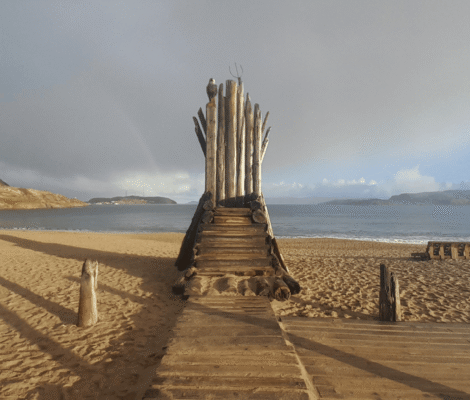 Structure en bois en forme de trône sur une plage de sable avec vue sur la mer à Teriberka
