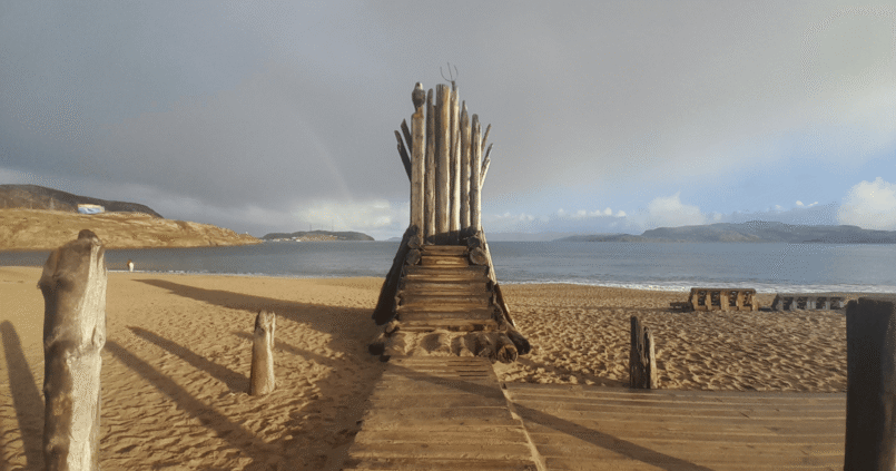 Structure en bois en forme de trône sur une plage de sable avec vue sur la mer à Teriberka