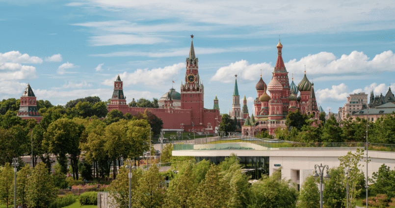 Vue du Kremlin et de la cathédrale Saint-Basile depuis le parc Zaryadye à Moscou par une journée ensoleillée