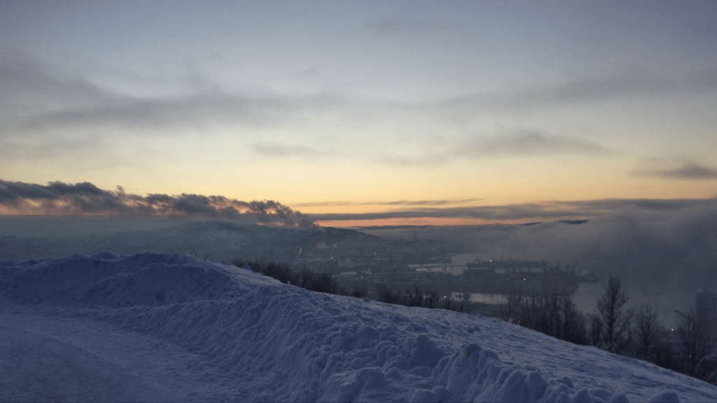 Paysage enneigé avec vue sur Mourmansk au crépuscule