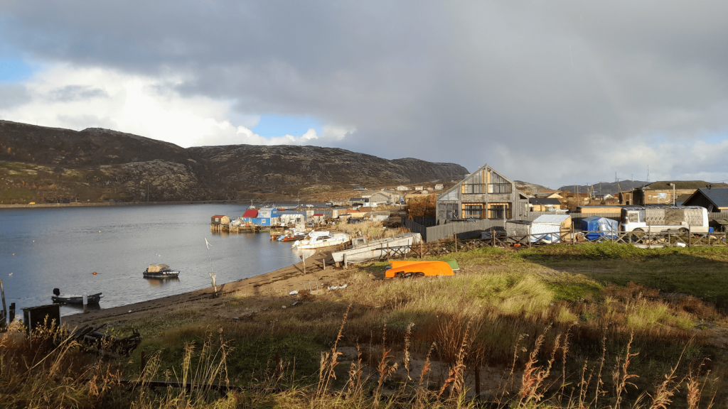 village de peche teriberka bateaux bord mer barents russie