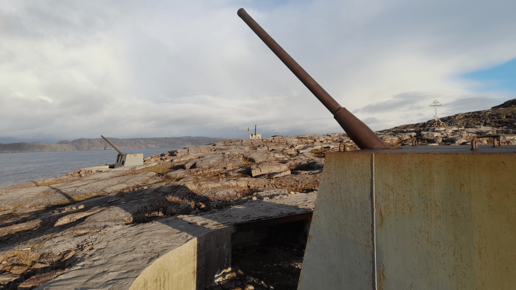 batterie militaire sovietique abandonnee face mer barents teriberka russie