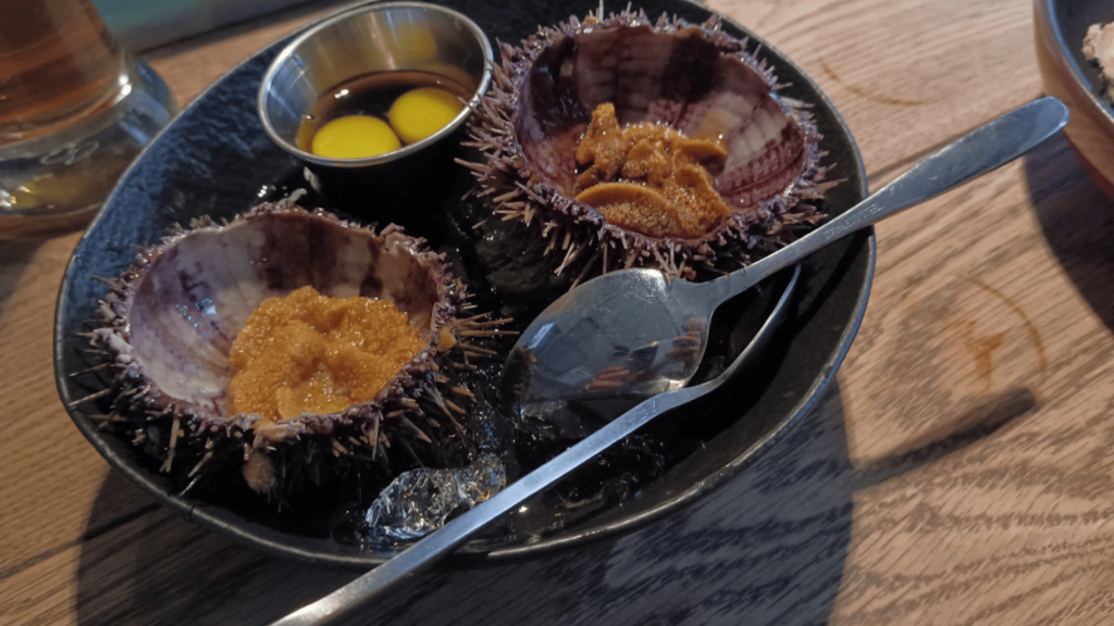 Oursins frais servis avec sauce dans un restaurant à Mourmansk en Russie