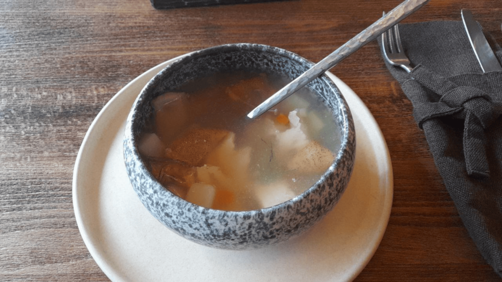 Soupe de poisson oukha avec légumes servie à Mourmansk en Russie