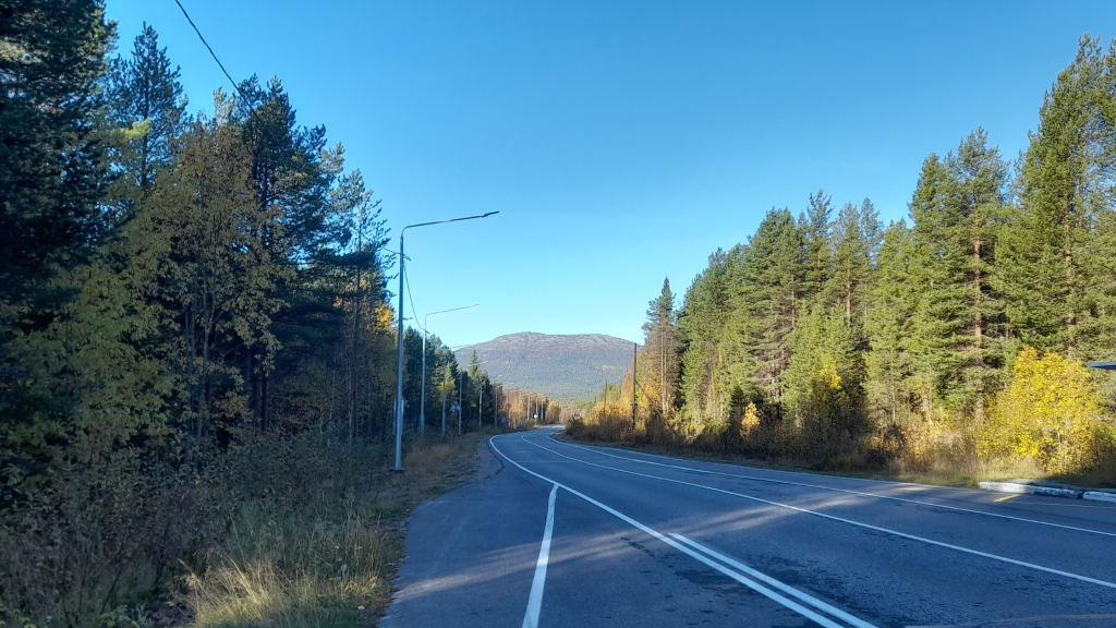 Route traversant une forêt en automne dans la péninsule de Kola en Russie