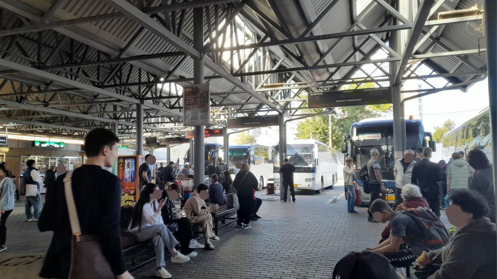 Voyageurs attendant et montant dans des bus reliant Krasnodar à la Crimée